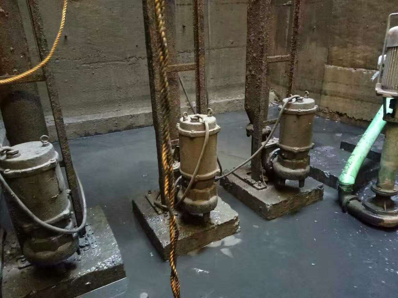 大茂镇污水池清理